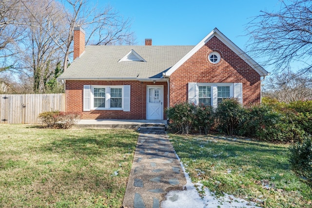 view of front of home featuring a front lawn