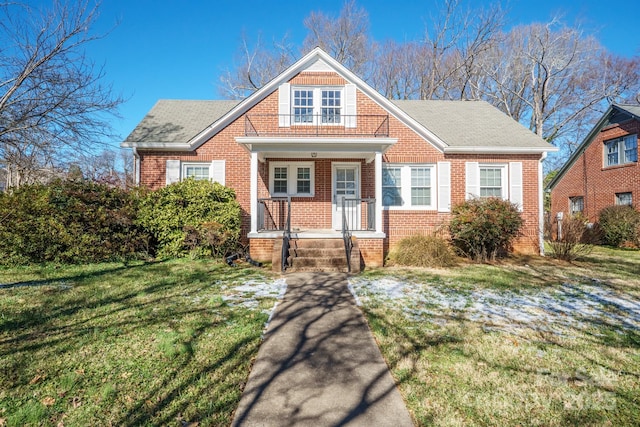 view of front of property with a front yard