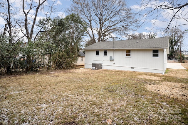 back of house featuring a lawn