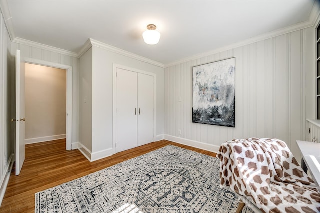 living area featuring light hardwood / wood-style flooring and crown molding