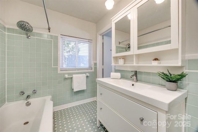 bathroom with vanity and tiled shower / bath