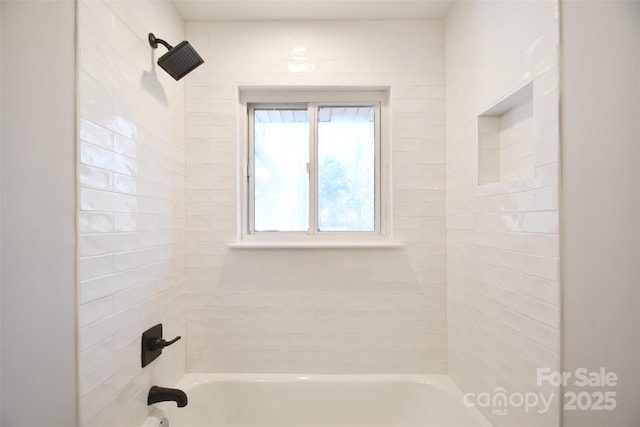 bathroom with tiled shower / bath combo