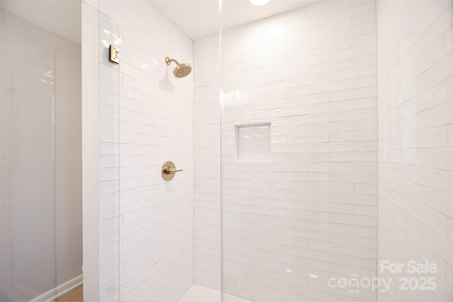 bathroom featuring a tile shower