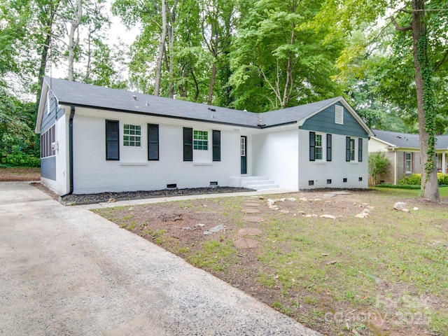 single story home with a front yard