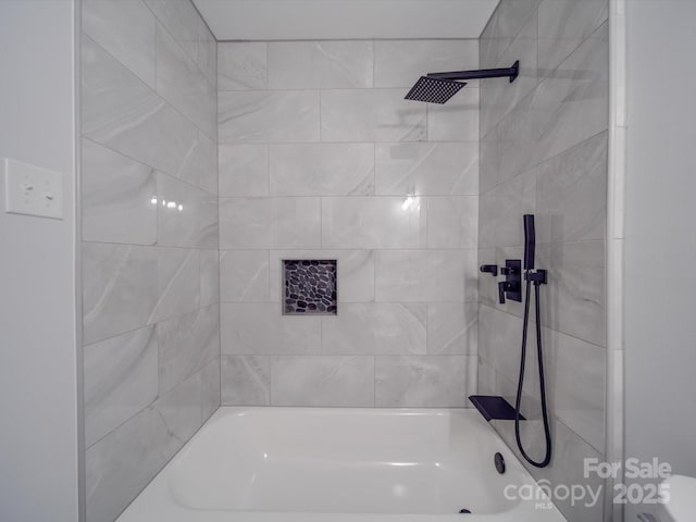 bathroom featuring tiled shower / bath combo