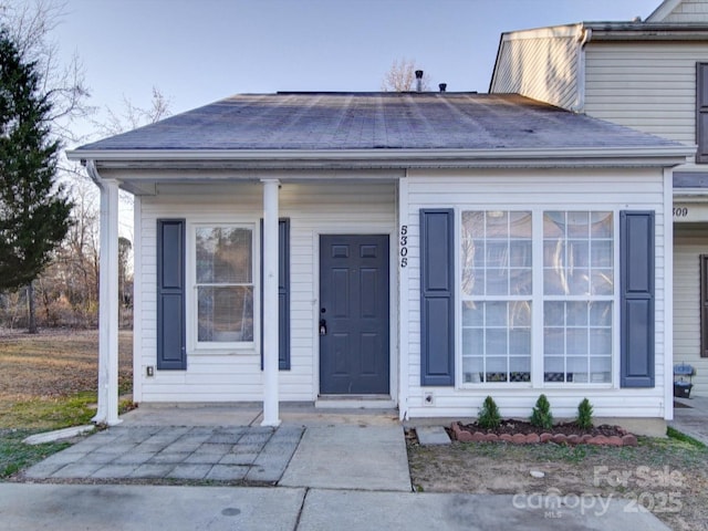 property entrance featuring a porch