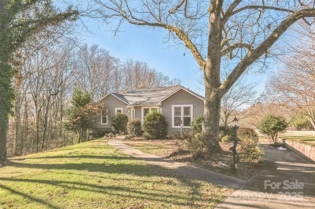 view of front of property featuring a front yard