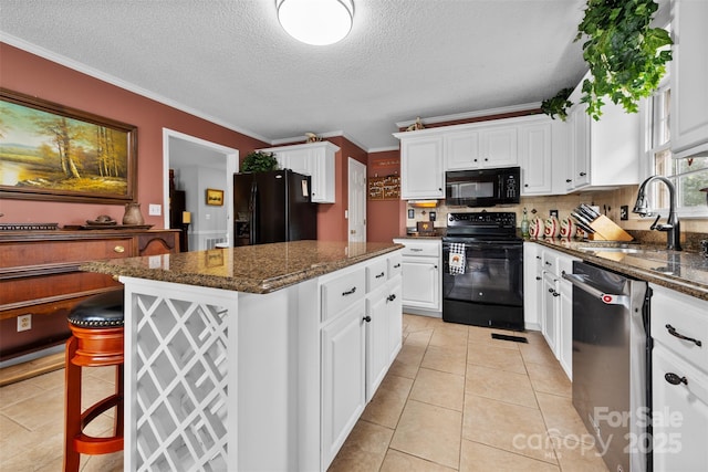 124 Muirfield Dr, Kings Mountain, NC 28086 - kitchen featuring black appliances, a center island, a sink, white cabinets, and a textured ceiling