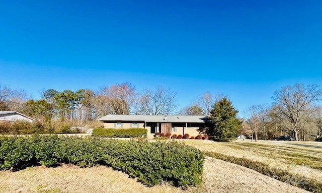 view of front of house featuring a front lawn