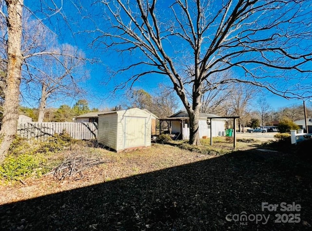 view of yard with a storage unit