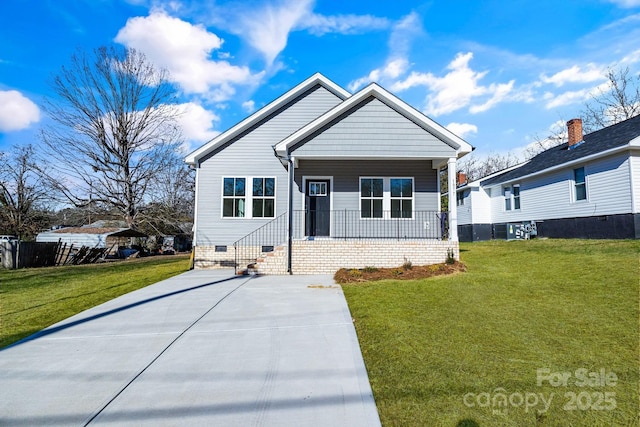 view of front facade featuring a porch and a front lawn