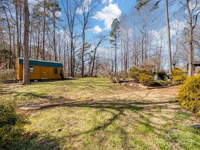 view of yard featuring an outdoor structure