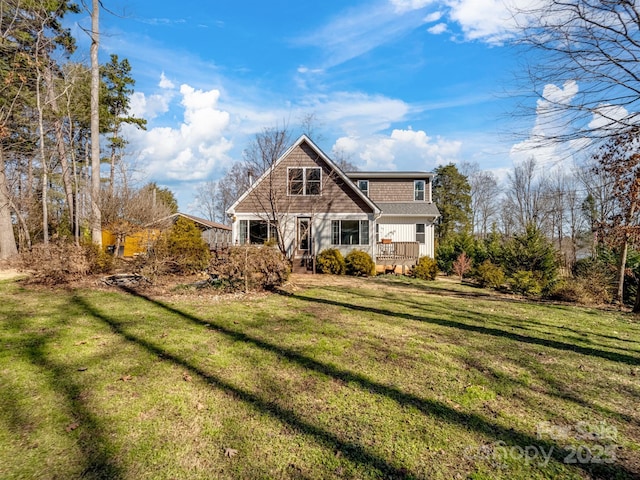 view of front of property with a front yard