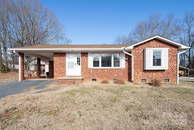 view of front facade featuring a front lawn and a carport