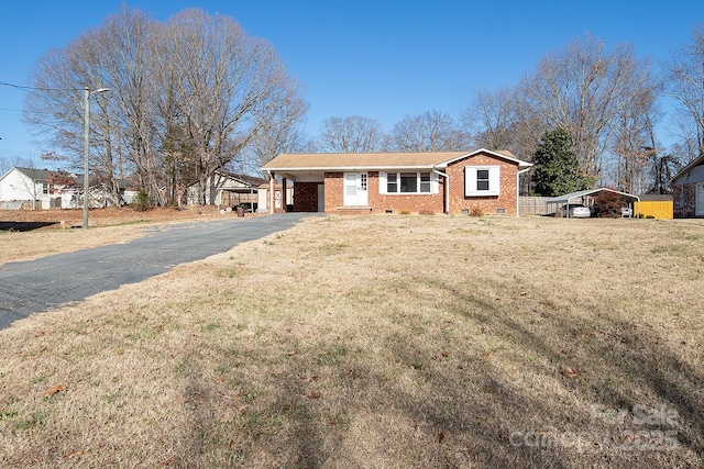 ranch-style house featuring a front lawn