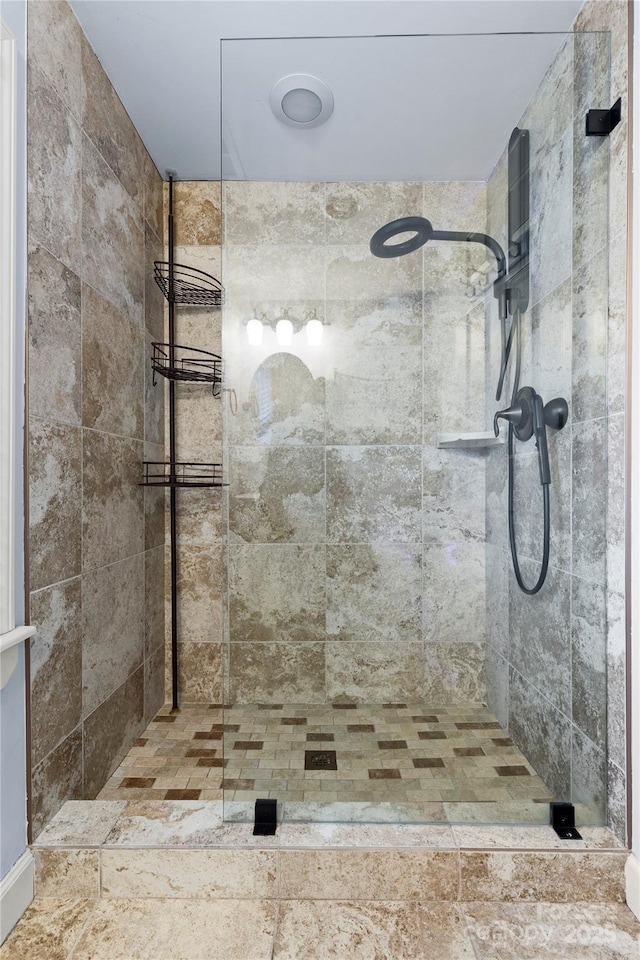 bathroom featuring a tile shower