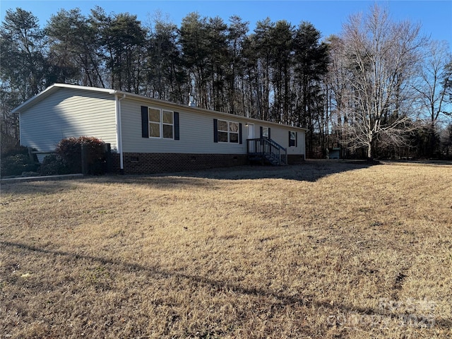 view of front of property featuring a front yard