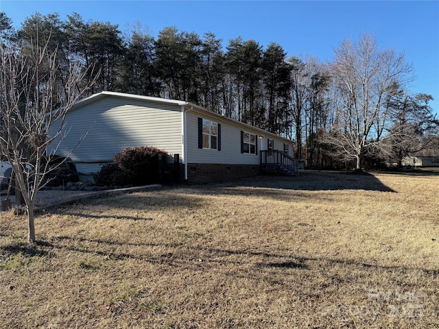 view of side of property featuring a lawn