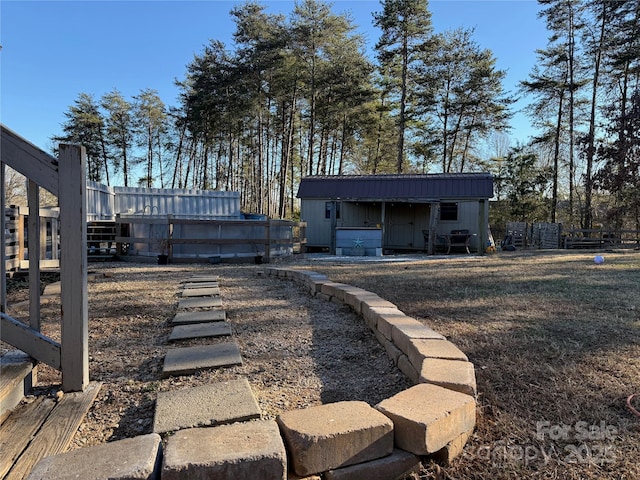 view of yard featuring a pool