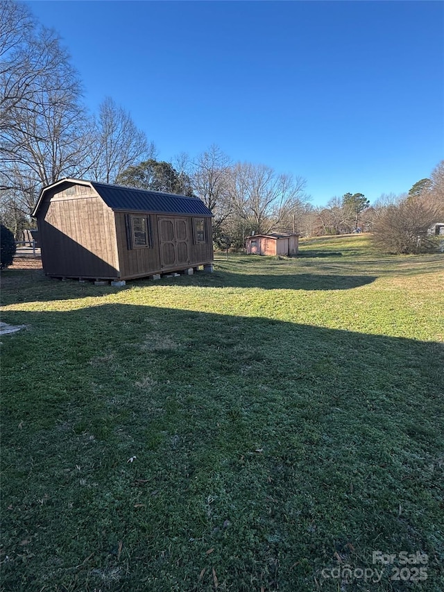 view of yard featuring a storage unit