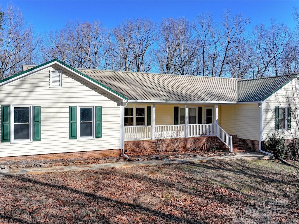 ranch-style house featuring a porch