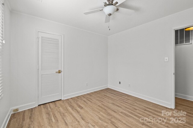 unfurnished room featuring ceiling fan, crown molding, and light hardwood / wood-style floors