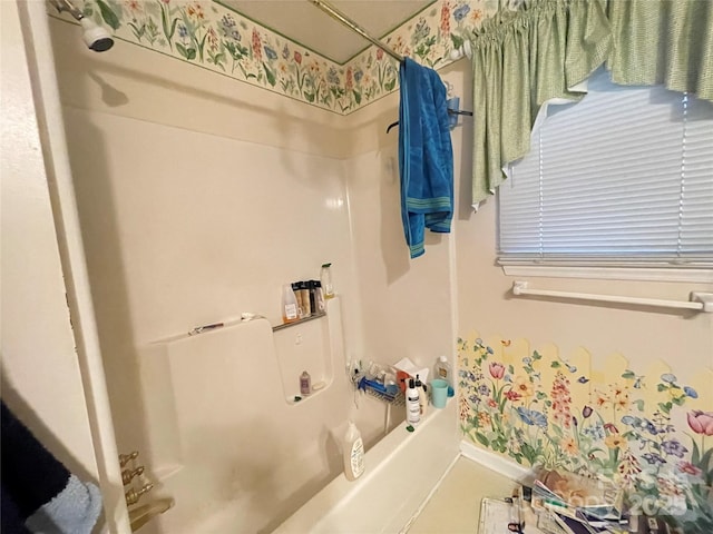 bathroom featuring shower / bath combo