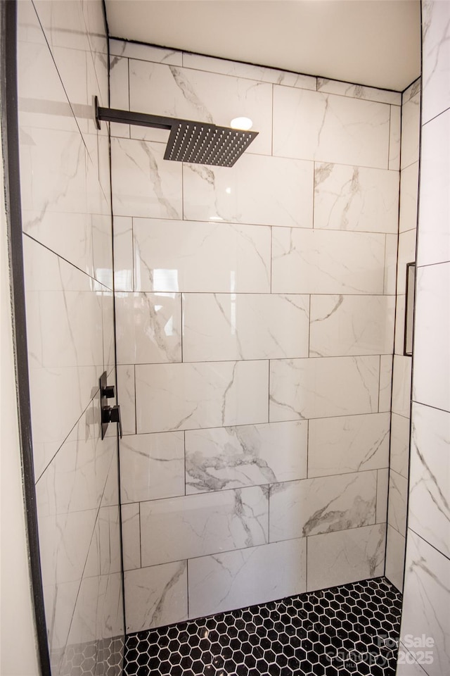 bathroom featuring tiled shower