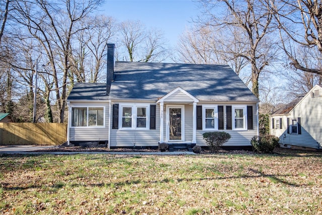 view of front of property featuring a front yard