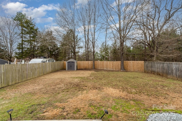 view of yard featuring a storage shed