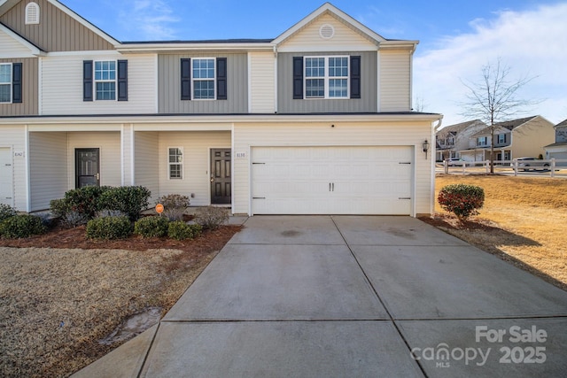 view of front property featuring a garage