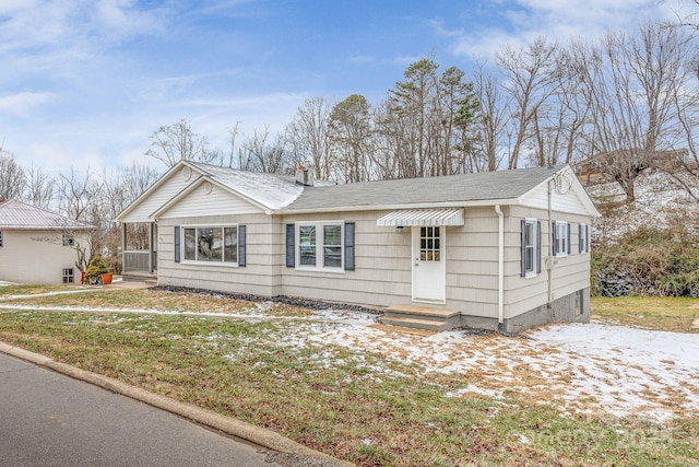 view of front of home featuring a front lawn