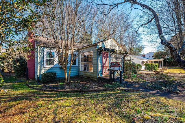 view of front of house with a front lawn