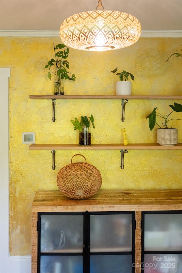 details featuring crown molding
