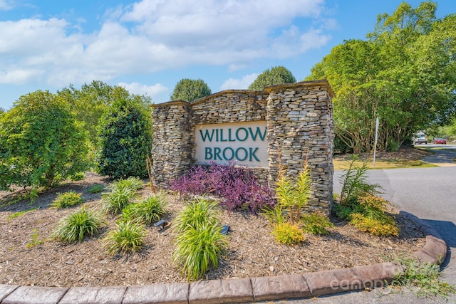 view of community / neighborhood sign