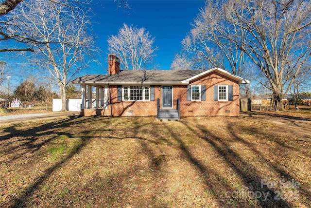 single story home featuring a front lawn