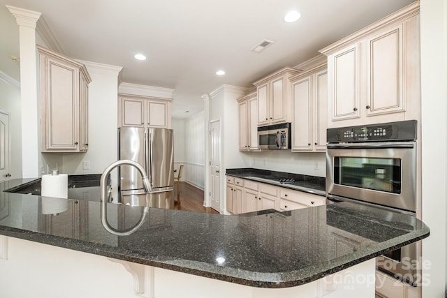 kitchen featuring a breakfast bar area, stainless steel appliances, and kitchen peninsula