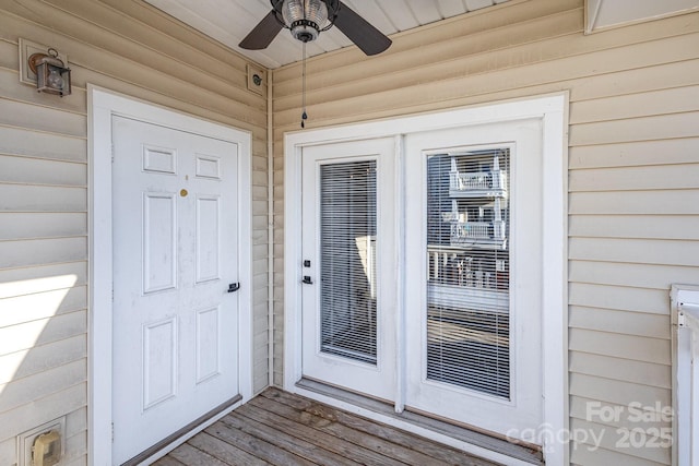 entrance to property featuring a ceiling fan