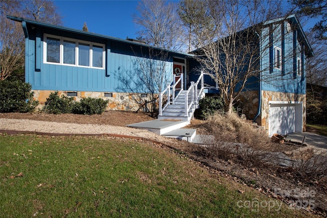 view of front facade featuring a garage