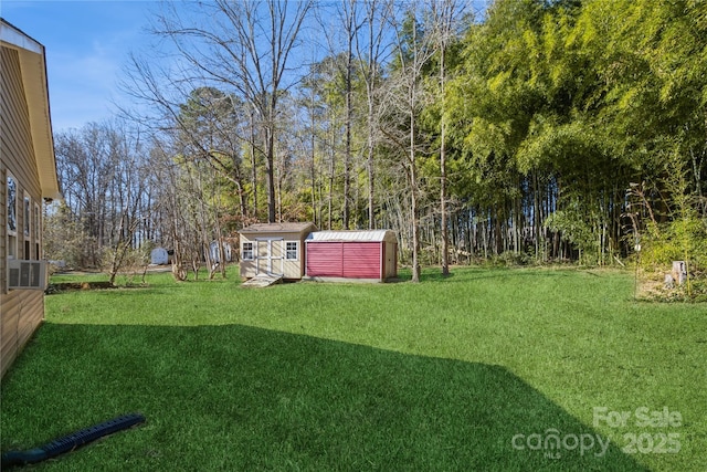 view of yard featuring a storage shed