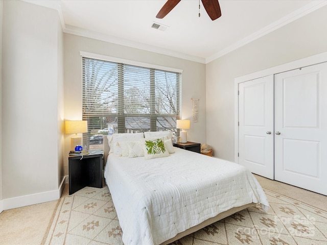 bedroom featuring ornamental molding, a closet, and ceiling fan