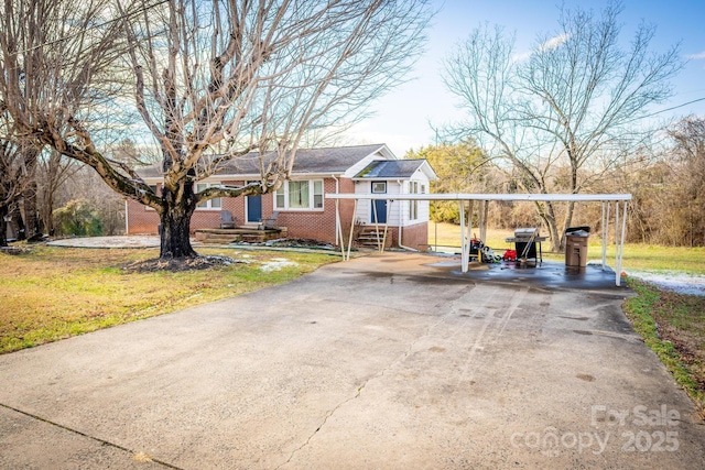 view of front of house featuring a front yard and a carport