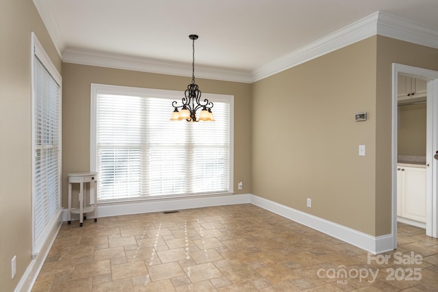 empty room with crown molding and an inviting chandelier