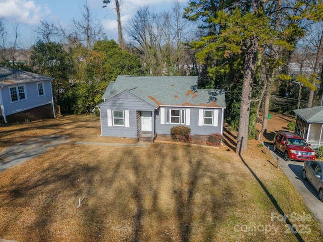 view of front of home featuring a front lawn