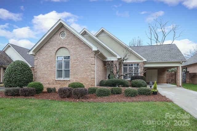 view of front of home featuring a carport and a front lawn