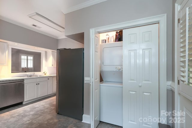 clothes washing area featuring sink, ornamental molding, and stacked washer / dryer