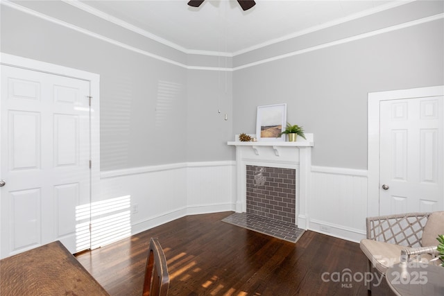 living room with dark hardwood / wood-style floors, ceiling fan, and crown molding