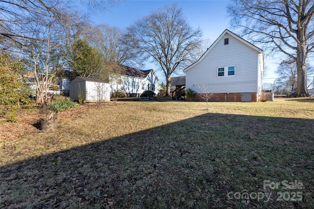 view of yard featuring a storage shed