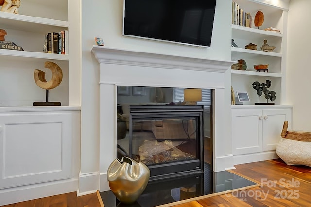 details with wood-type flooring and built in shelves