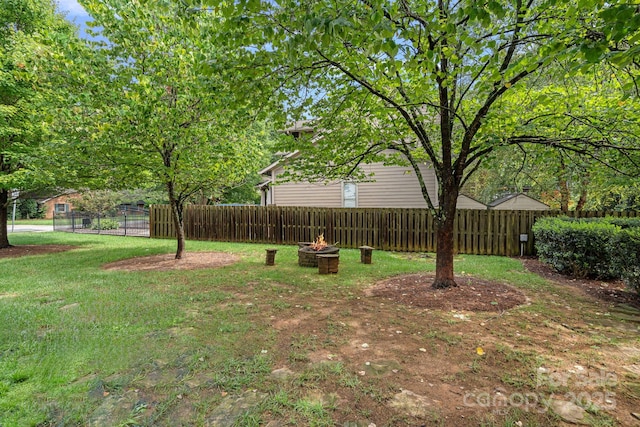 view of yard featuring an outdoor fire pit